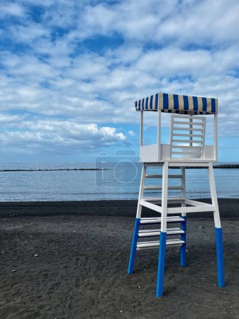 Bucht Wachturm an einem Strand in Costa Adeje, Teneriffa, Kanarische Inseln, Spanien. Blau-Weiß. Morgen. Vertikal. Hochwertiges Foto