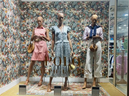 Foto de Tenerife, Spain - 15.05.2023: Female mannequins in shop window. Three women dummies show clothes. High quality photo - Imagen libre de derechos