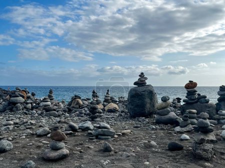 Steinfiguren an einem Strand mit schönem Himmel auf Teneriffa. Kanarische Insel. Balance und Gelassenheit. Hochwertiges Foto