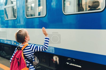 Foto de Chico en la estación de tren adiós. Un chico con mochila en un metro. Viajes, turismo, vacaciones y concepto familiar. - Imagen libre de derechos