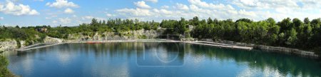 Téléchargez les photos : Panorama. Station balnéaire à Zakrzowek à Cracovie. Un lieu de repos et de loisirs pour les Cracoviens avec piscines, jetées et points de vue. Beaucoup de verdure. - en image libre de droit