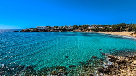 Téléchargez les photos : Ondes simples sur le rivage d'Ibiza - en image libre de droit