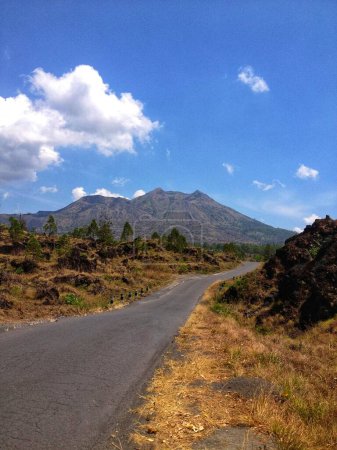 Téléchargez les photos : Atmosphère sèche sur la route de la montagne - en image libre de droit