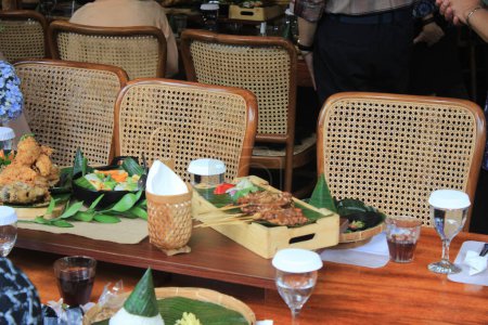 Foto de Satay o sate en la ortografía indonesia, es un plato del sudeste asiático de carne sazonada, pinchada y a la parrilla, servido con una salsa. se cree que las primeras preparaciones de satay se originaron en Java - Imagen libre de derechos
