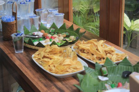 Foto de Jajanan pasar es un aperitivo tradicional indonesio que a menudo se encuentra en el mercado tradicional - Imagen libre de derechos