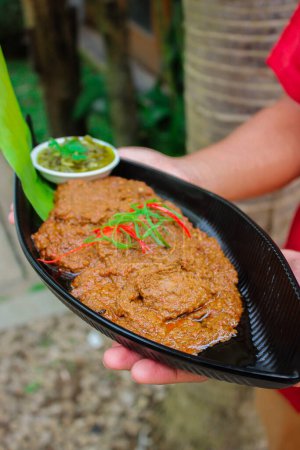 Foto de Beef Rendang es un plato Minang originario de la región de Minangkabau en Sumatra Occidental, Indonesia. Rendang ha sido cocinado lentamente y estofado en una leche de coco sazonada con una mezcla de hierbas y especias - Imagen libre de derechos