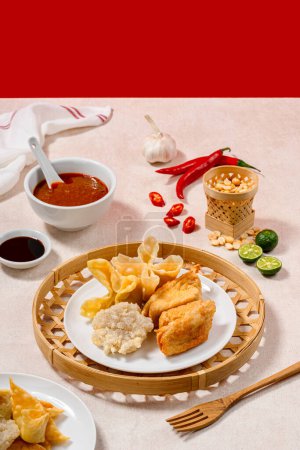 Foto de Batagor o abreviado de Bakso Tahu Goreng, sundanés e indonesio: "El bakso frito y el tofu es un plato sundanés de Indonesia, y popular en el sudeste asiático, que consiste en albóndigas de pescado frito - Imagen libre de derechos