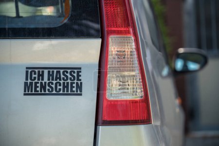 Téléchargez les photos : Sur une voiture garée, un autocollant indique : "Je déteste les gens". - en image libre de droit