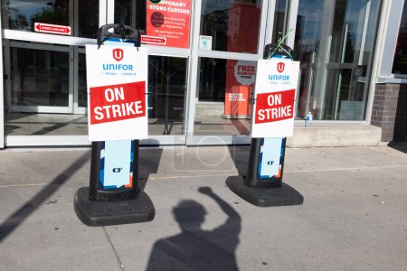 Foto de Metro de abarrotes en huelga en Toronto Canadá con Unifor Union - Imagen libre de derechos
