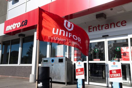 Foto de Toronto Ontario Canada Metro tienda de comestibles de la cadena de frente en huelga con la bandera del sindicato Unifor fuera de la entrada principal - Imagen libre de derechos