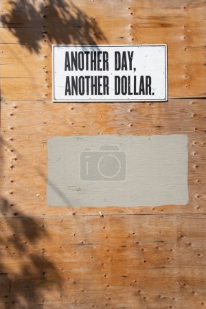 Foto de Otro día otro signo de dólar en un muro de construcción de madera contrachapada en Toronto, Canadá - Imagen libre de derechos