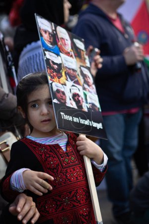Téléchargez les photos : Une jeune fille porte un signe lors d'une manifestation palestinienne contre la guerre à Gaza à Toronto Ontario Canada - en image libre de droit
