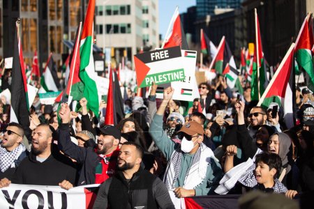 Téléchargez les photos : Toronto Ontario Canada Manifestation populaire lors d'un rassemblement palestinien contre la guerre à Gaza à Toronto Ontario Canada - en image libre de droit