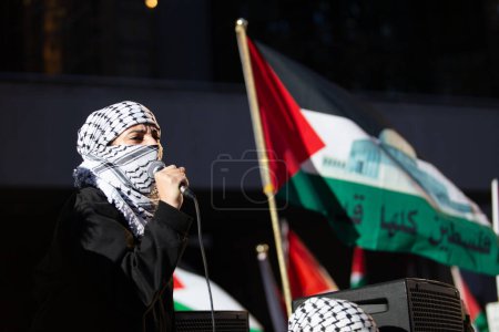 Téléchargez les photos : Conférencier avec micro lors d'un rassemblement palestinien contre la guerre à Gaza à Toronto Ontario Canada - en image libre de droit