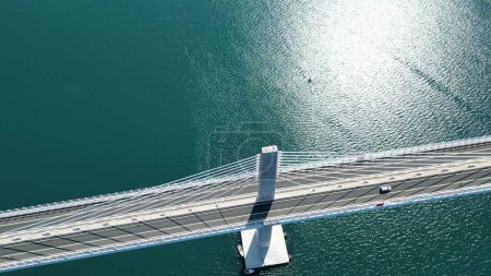 Adriaküste. Kroatien. Schöne weiße Brücke, die die beiden Ufer verbindet.