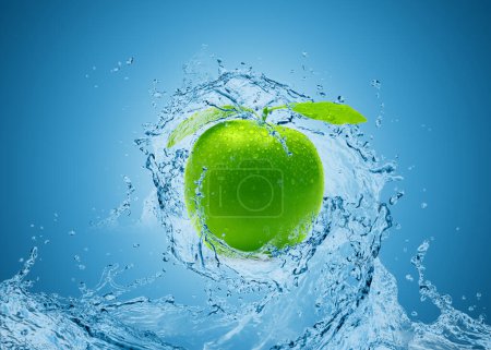 Téléchargez les photos : Éclaboussure d'eau bleue dans la pomme verte en fond bleu. Eau de pomme verte concept éclaboussure. eau éclaboussure concept de fruit. Pomme verte fraîche avec des gouttes d'eau sur un bleu blanc. Un soupçon de fraîcheur. - en image libre de droit