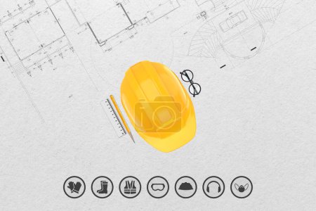escritorio con casco sobre fondo blanco. Casco amarillo y dibujo del proyecto. Casco de construcción en hoja de dibujo arquitectónico.