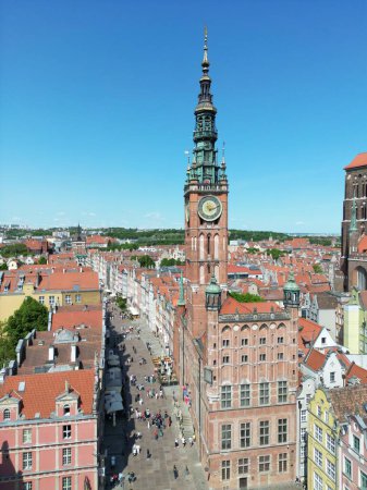 Foto de Vista aérea del casco antiguo de gdansk, poland, dluga street - Imagen libre de derechos