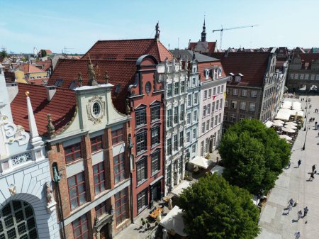 Foto de Vista aérea del casco antiguo de gdansk, poland, dluga street - Imagen libre de derechos