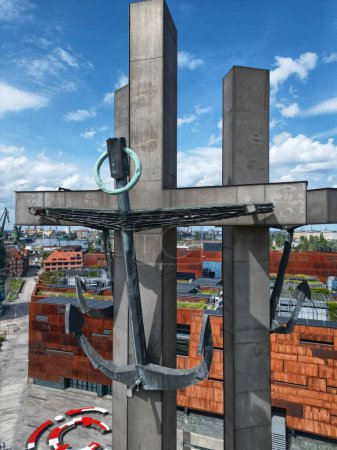 Foto de La grúa se carga en el puerto de la ciudad de gdansk poland. imágenes de alta calidad. grúas y barcos están descargando. - Imagen libre de derechos