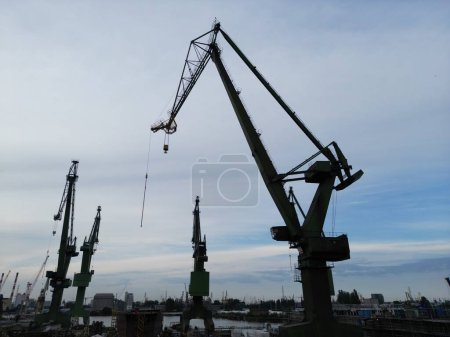 Foto de La grúa se carga en el puerto de la ciudad de gdansk poland. imágenes de alta calidad. grúas y barcos están descargando. - Imagen libre de derechos
