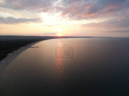 Foto de Dron aéreo disparo de la puesta del sol sobre el mar - Imagen libre de derechos