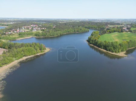 Foto de Vista aérea del lago en el bosque de verano - Imagen libre de derechos