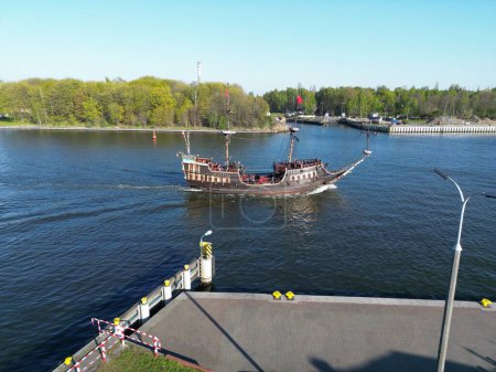 Foto de Viejo barco de madera en el río - Imagen libre de derechos