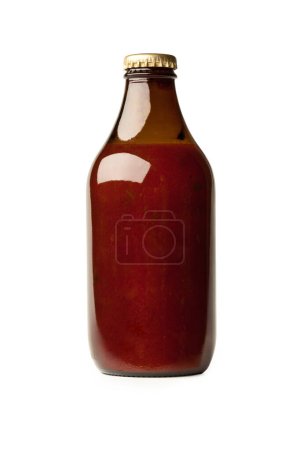 Foto de Botella de salsa de tomate, tomate italiano Macro pulpa roja de cerca en espuma - Aislado sobre fondo blanco - Imagen libre de derechos