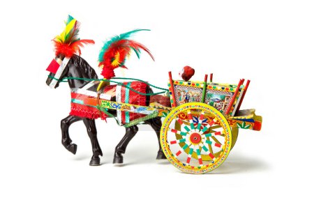 Téléchargez les photos : Icône de chariot sicilien traditionnel - isolé sur fond blanc - en image libre de droit