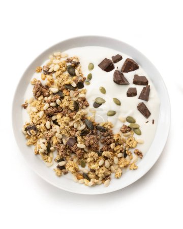 Foto de Tazón de cereal dulce y semillas, con leche y chocolate, aislado sobre fondo blanco, vista superior - Imagen libre de derechos