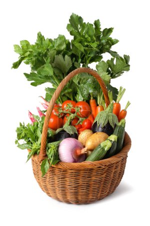 Téléchargez les photos : Panier de légumes d'Italie isolé sur fond blanc - en image libre de droit