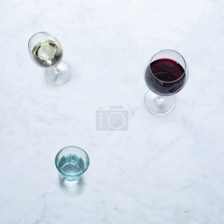 Téléchargez les photos : Vin d'Italie, Isolé sur Marbre Verres de fond de Vino Rosso e Bianco Italien, Vin rouge et blanc, Verre à tirer, Gobelet Calice Glass Gros plan Macro, Vue sur le dessus - en image libre de droit