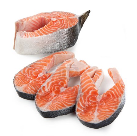 Téléchargez les photos : Filet de saumon isolé sur fond blanc - en image libre de droit