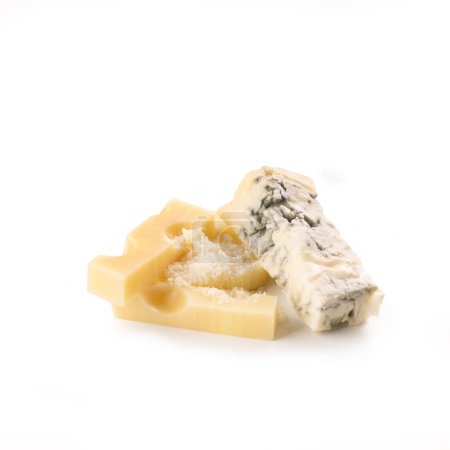 Téléchargez les photos : Morceaux de fromage parmesan, fromage suisse, emmenthal, fromage bleu, isolé sur fond blanc - en image libre de droit
