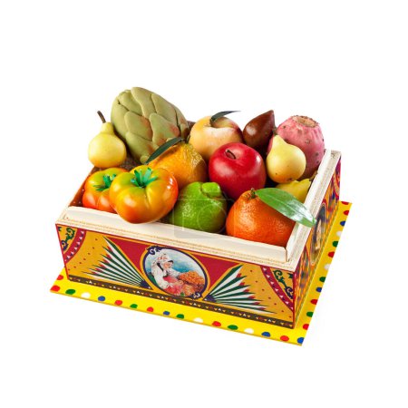 Foto de Siciliana tradicional "Frutta Martorana" Caja de dulces de mazapán aislado sobre fondo blanco - Imagen libre de derechos