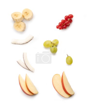 Foto de Elemento de fruta: rodajas de manzana, uva roja, trozos de plátano y uvas, aisladas sobre fondo blanco. Vista superior - Imagen libre de derechos