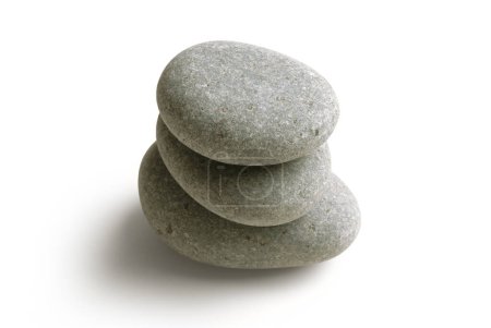 Foto de Piedra gris pila de guijarros Zen, Arreglo equilibrado de spa, Aislado de cerca sobre fondo blanco - Imagen libre de derechos
