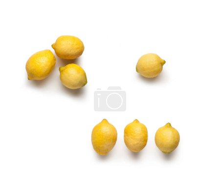 Téléchargez les photos : Citrons, arrangés dans la composition, isolés sur fond blanc Forme de motif citron jaune frais, groupe ordonné de trois macro-gros plans détaillés, haute résolution - en image libre de droit