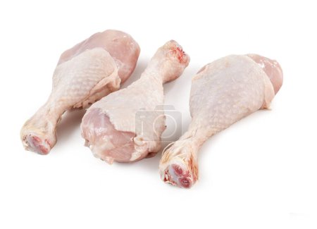 Foto de Muslo de pollo, carne cruda - Aislado sobre fondo blanco - Imagen libre de derechos