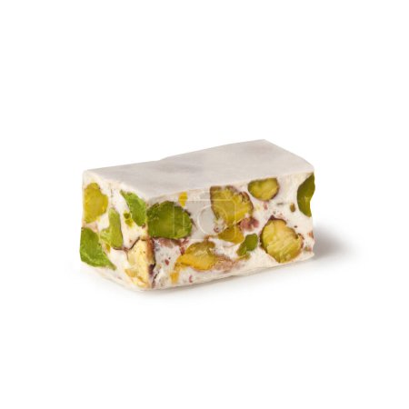 Téléchargez les photos : Torrone aux pistaches siciliennes, Torroncino - Type doux - Isolé sur fond blanc - en image libre de droit