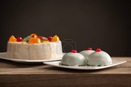 Téléchargez les photos : Bonbons siciliens typiques, Cassata cassatella sicilien - différents types - en image libre de droit