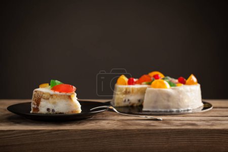 Téléchargez les photos : Gâteau sicilien "Cassata Siciliana" Gâteau au fromage glacé traditionnel aux fruits confits et au chocolat d'Italie isolé sur fond blanc - en image libre de droit