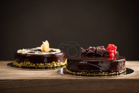 Foto de Tarta Setteveli - tarta de siete velos - una serie de trozos de chocolate que se encuentran en la crujiente gianduia y la base de cereales - Imagen libre de derechos