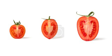 Téléchargez les photos : Tomates cerises coupées en deux, tranchées, avec ombre, gros plan - petites à grandes - isolées sur fond blanc - en image libre de droit