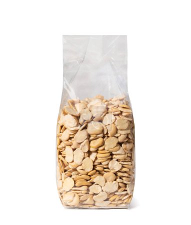 Foto de Frijoles Fava secos en paquete de plástico, pelados - Legumbres Close-Up - Aislado sobre fondo blanco - Imagen libre de derechos