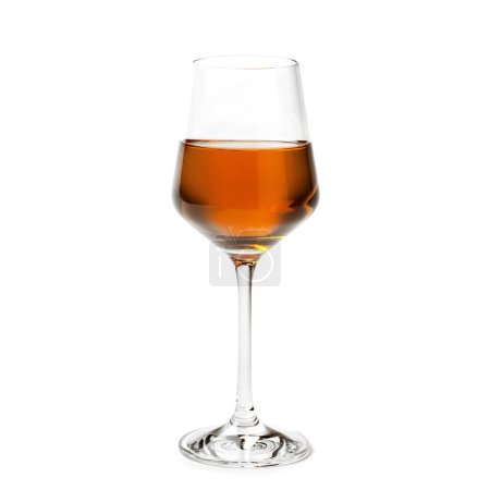 Téléchargez les photos : Verre de vin Marsala isolé sur blanc - en image libre de droit