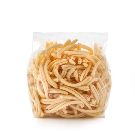 Téléchargez les photos : Pack pâtes italiennes - Type "Casarecce" - Isolé sur fond blanc - en image libre de droit