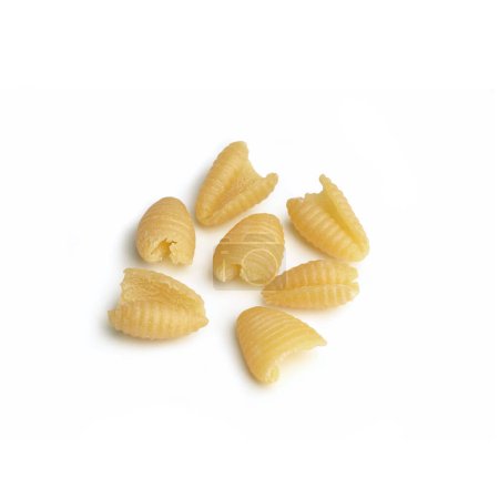 Téléchargez les photos : Pâtes, pâtes italiennes originales de type "Gnocchetti", crues, non cuites - Macro Close Up, isolées sur fond blanc - en image libre de droit