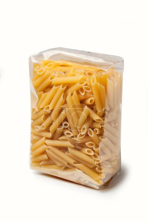 Téléchargez les photos : Pâtes italiennes - Penne rigate - emballage isolé sur fond blanc - en image libre de droit